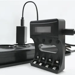 Ładowarka Qoltec do akumulatorków Ni-MH typu R03 AAA R6 AA | LCD | Kabel