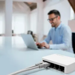 Switch niezarządzalny Qoltec przełącznik sieciowy 5 x port RJ45 | 100Mbps |