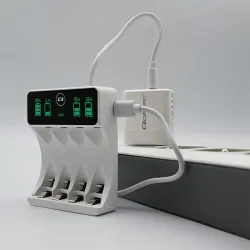Ładowarka Qoltec do akumulatorków Ni-MH typu R03 AAA R6 AA | LCD | Kabel