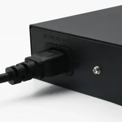 Switch niezarządzalny Qoltec przełącznik sieciowy Gigabit Ethernet PoE |