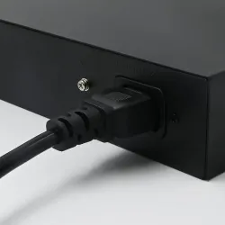 Switch niezarządzalny Qoltec przełącznik sieciowy Fast Ethernet PoE | 4x